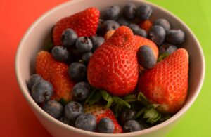 Photo dog, strawberries, blueberries, antioxidants