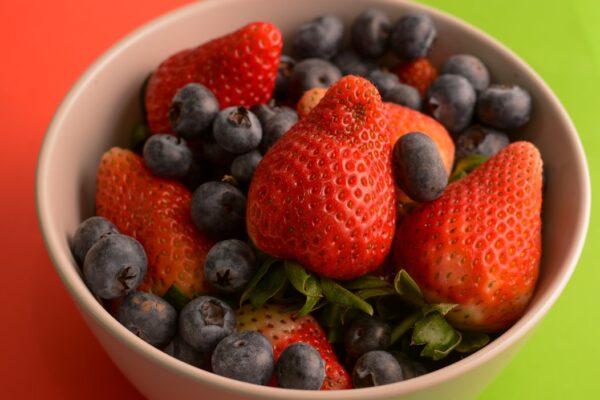 Photo dog, strawberries, blueberries, antioxidants